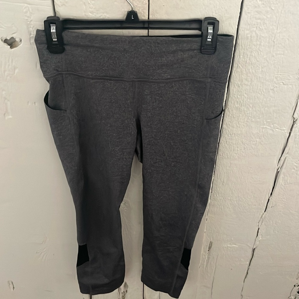Lululemon cropped leggings, size 6.